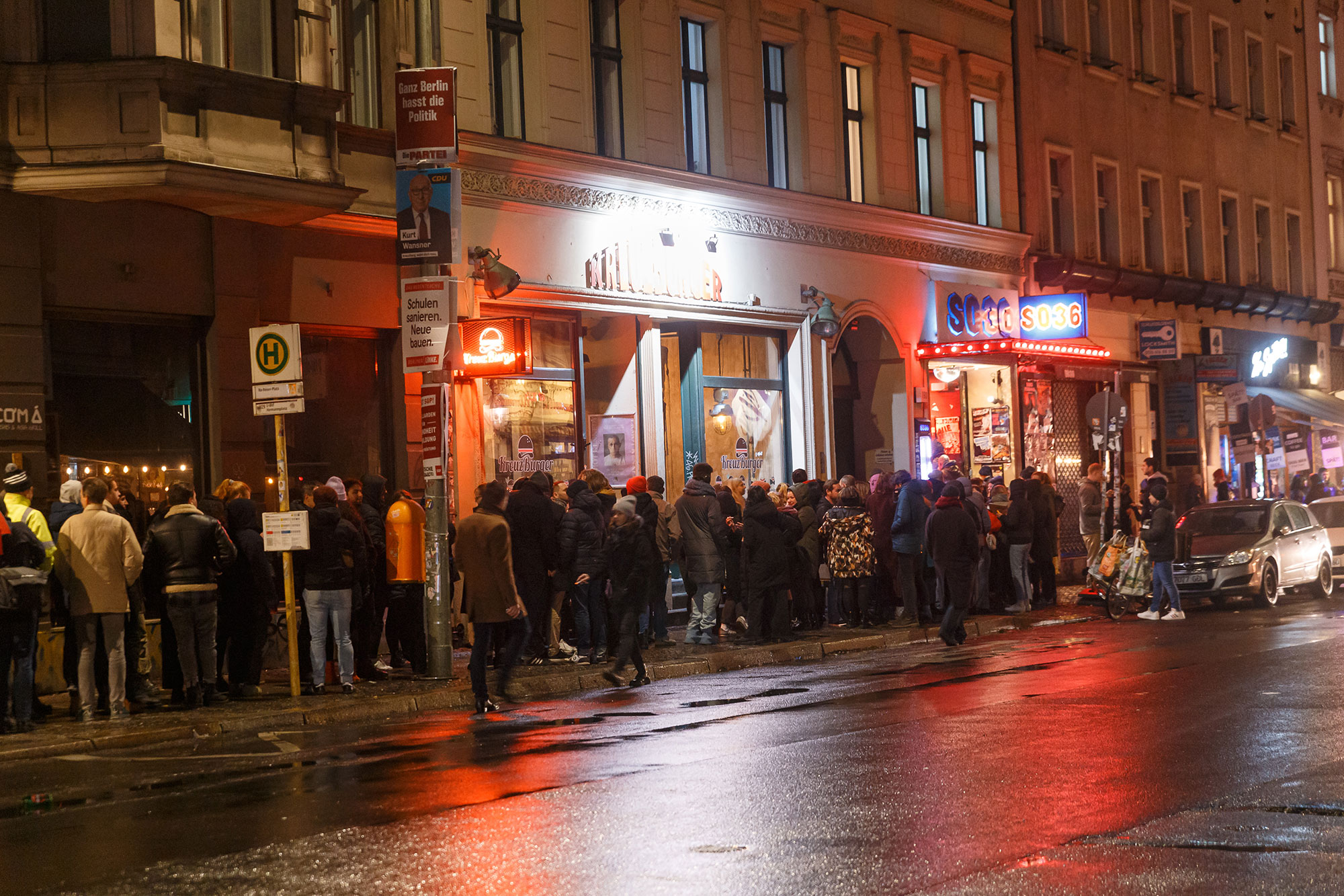 SO36-Eingang und beleuchtetes Schild an der Oranienstraße bei Nacht.